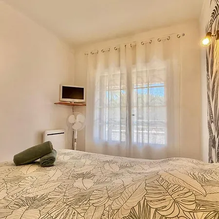 Apartment Face A La Mer, T3 Avec Terrasse Et Parking Prive Fréjus